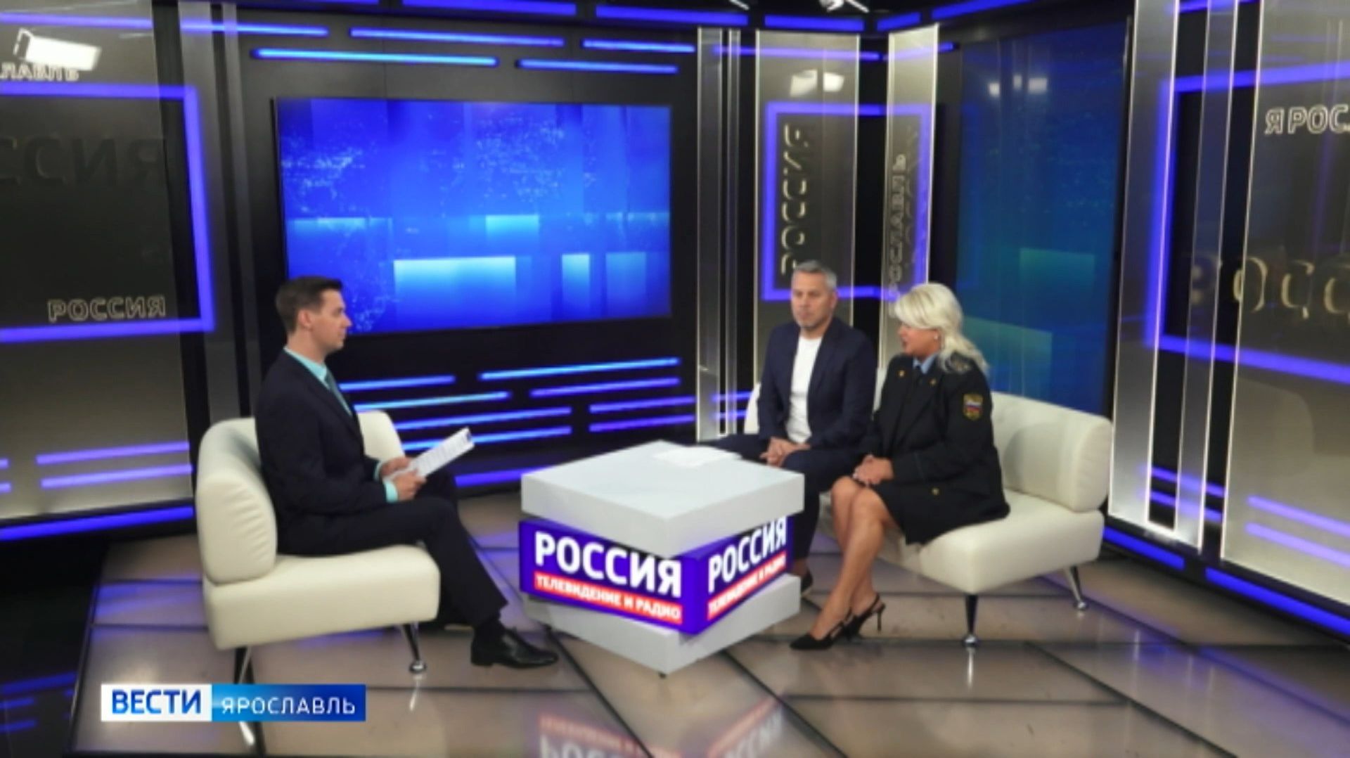 Помощник гл. пристава Екатерина Пиунова и председатель общ. совета при УФССП Владислав Георгиевский