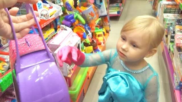 Эльза Алиса Холодное Сердце выбирает подарок для подружки Gift For Birthday Frozen Elsa Co