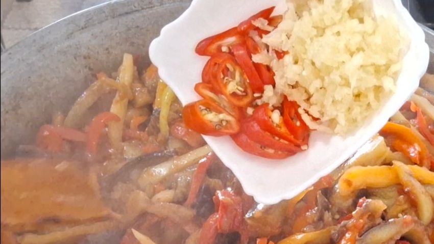 ЗАКУСКА, СЫТЫЙ БАКЛАЖАН НА ЗИМУ. ВКУСНЕЙШИЙ САЛАТ С БАКЛАЖАН И ПЕРЦА.