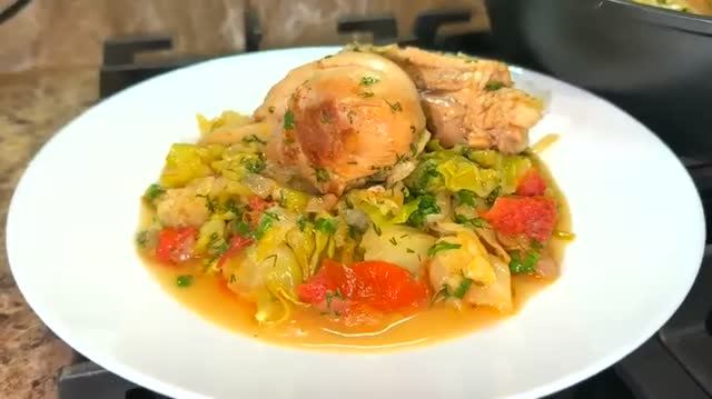 Молодая капуста с курицей - объеденье.