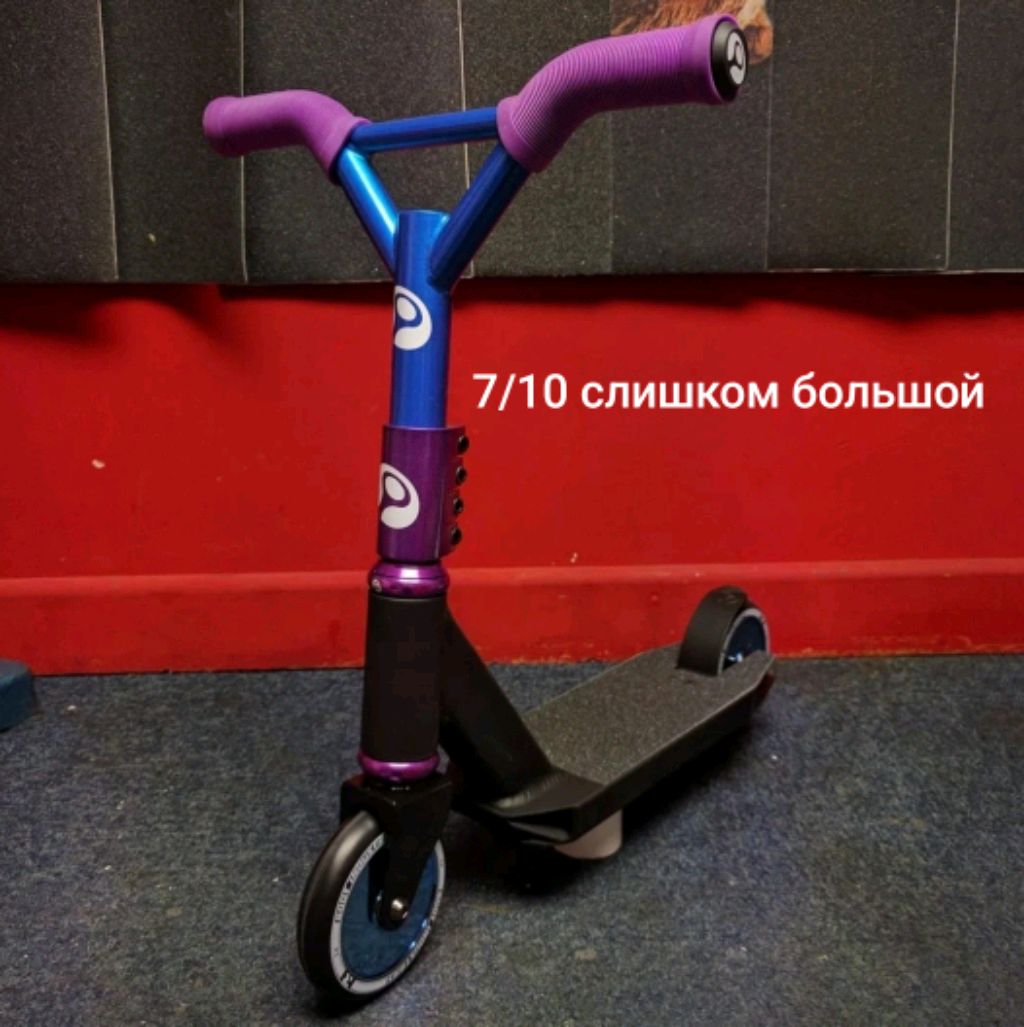 трюки на мини-самокате.