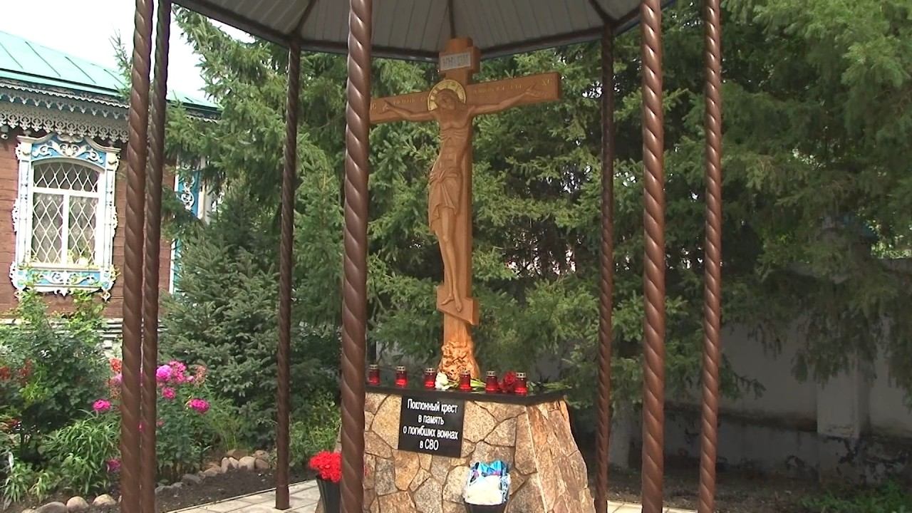 На территории Успенского кафедрального собора установили поклонный крест в память о погибших на СВО