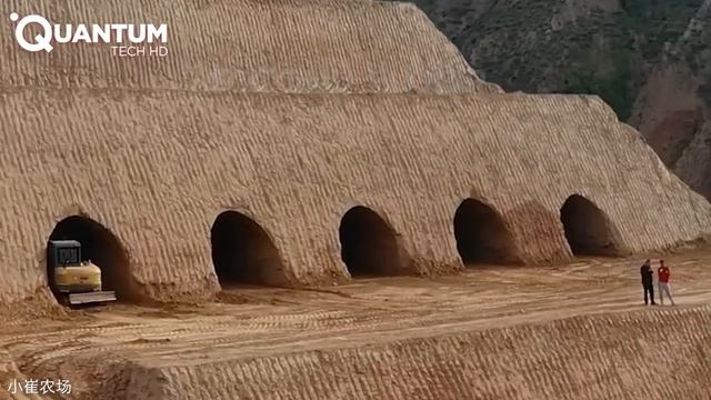 Мужчина построил удивительный фермерский дом внутри горы