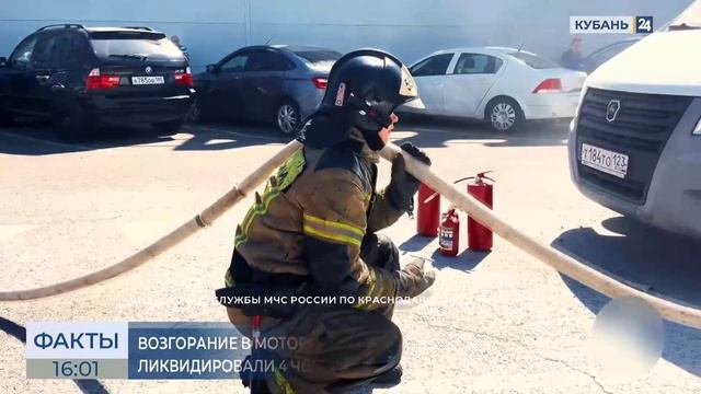 Моторный отсек BMW загорелся на открытой парковке у ТЦ в Краснодаре