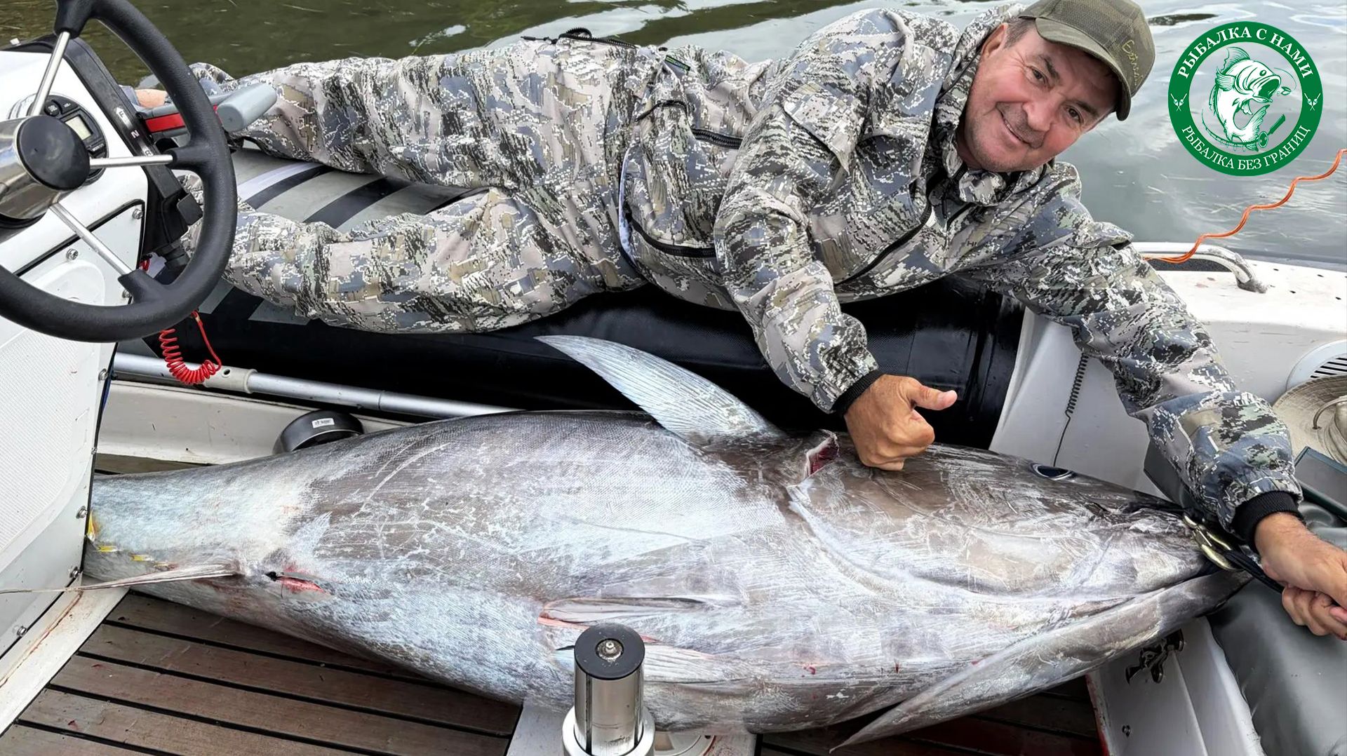 РЫБАЛКА НА ОХОТСКОМ МОРЕ! Я В КАЗАХСТАНЕ, А ПЕТРОВИЧ ТЯНЕТ ПОТЯНЕТ, ВЫТАЩИТЬ НЕ МОЖЕТ! ГОЛУБОЙ ТУНЕЦ