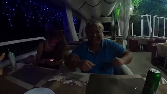 ВЫШЛИ ВЕЧЕРОМ ПОУЖИНАТЬ...