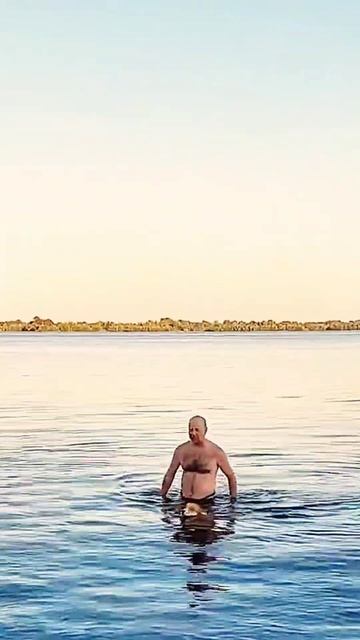 Когда мужчины решили поплавать.
#питомец #собака #животные #корги