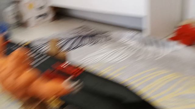 гонки молнии маквинов против металлломастера.