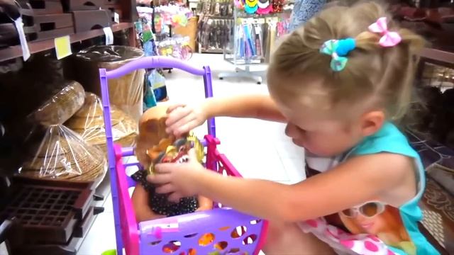 Настя играет в магазине с куклой и игрушками!