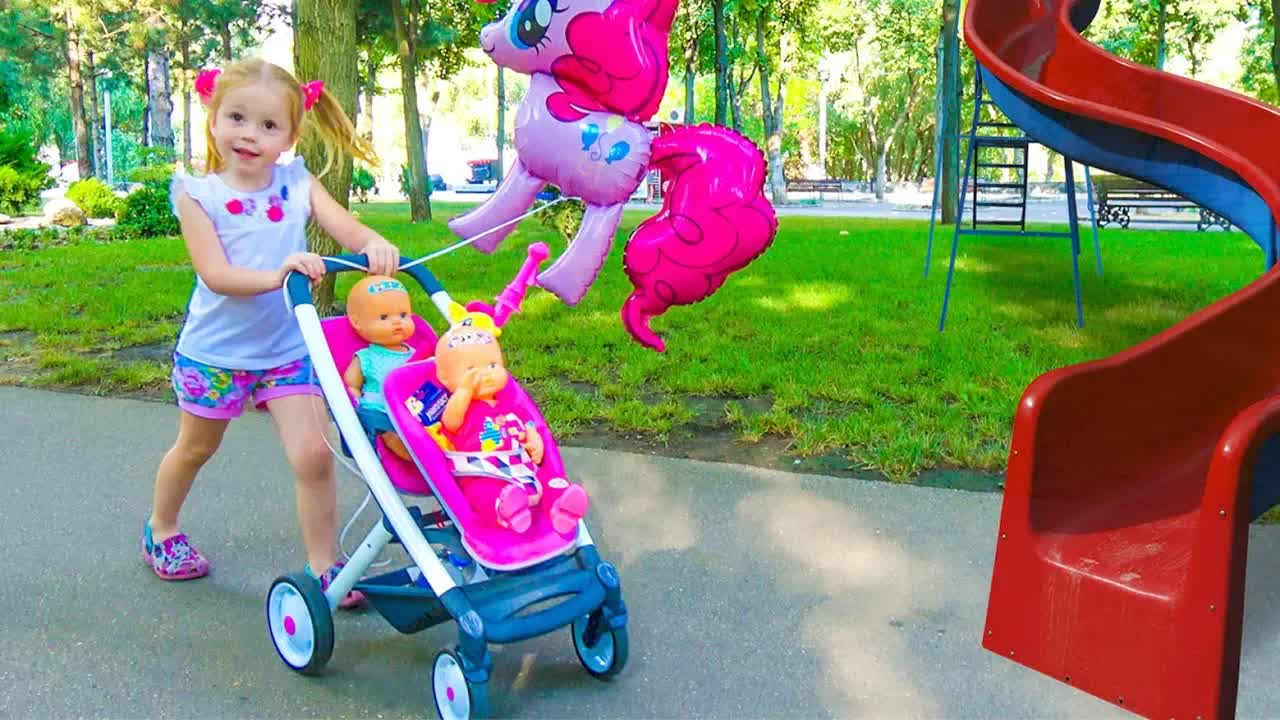 Куклы-младенцы играют с Настей на детской площадке