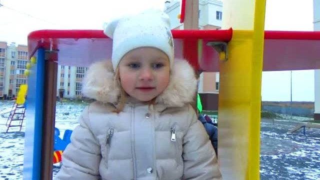 Алиса гуляет на улице с детьми Детская Прогулка Alice Is Walking On The Street With Childr