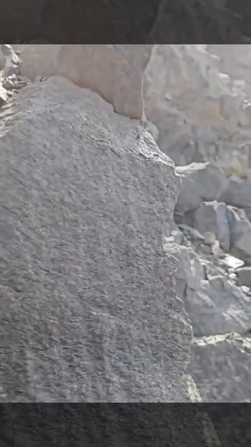 Французский альпинист оказался в эпицентре камнепада на горе Монблан.