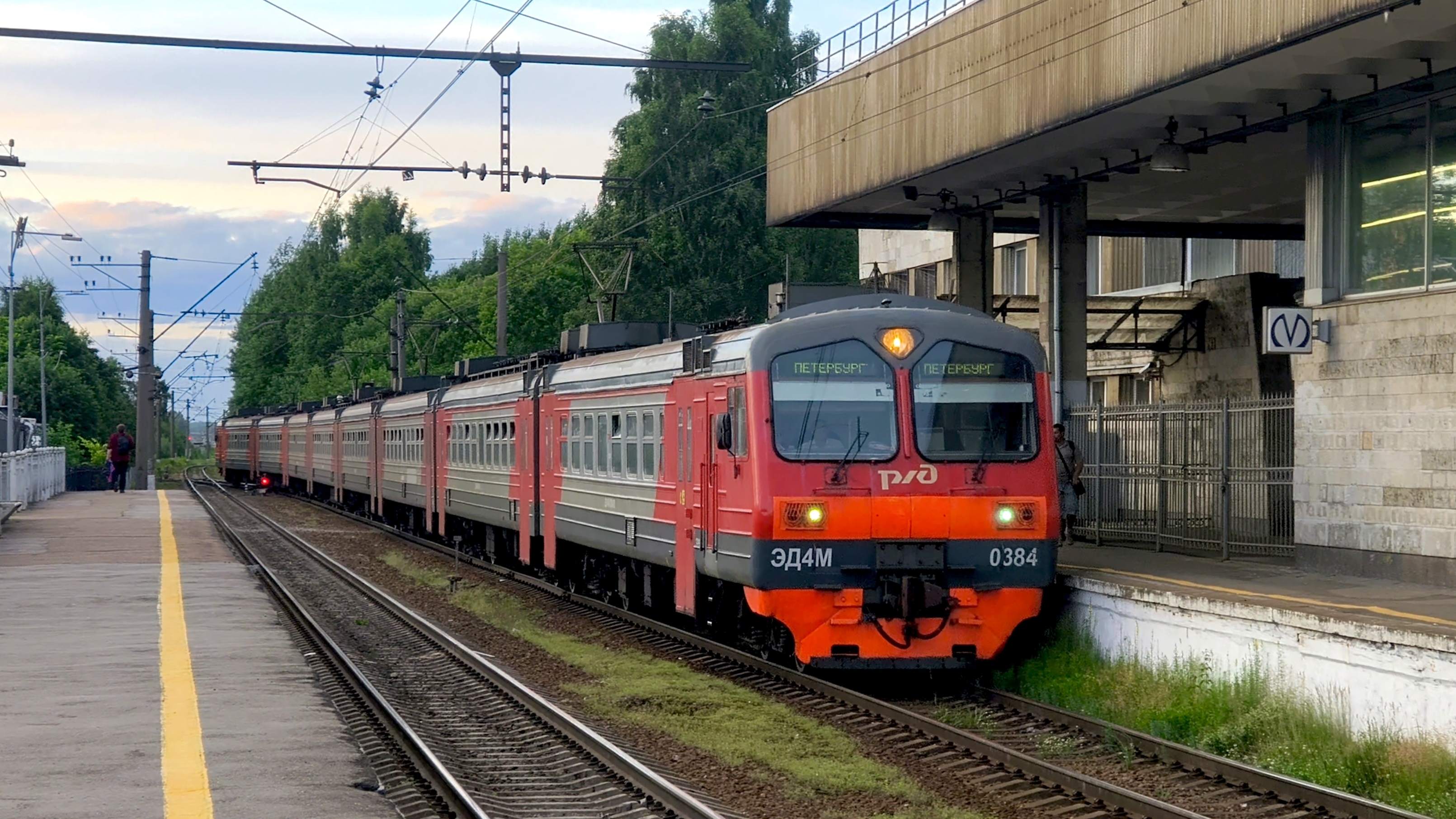 ЭД4М 0384 сообщением Приозерск - Санкт-Петербург на станции Девяткино