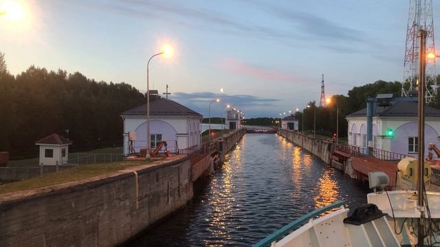 т/х РУСЬ ВЕЛИКАЯ входит в шлюз №12 ББК