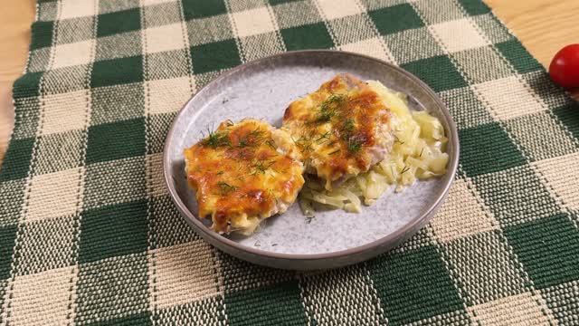 Сочнaя свинина с картофелем из дyxовки, зaпечённая под золoтистой сырной корочкой.