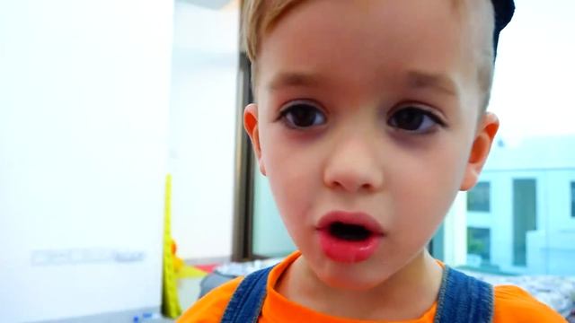 Влад и Никита играют с грузовиками для детей