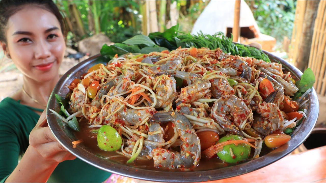 Рецепт вкусного салата из креветок с папайей и перцем чили