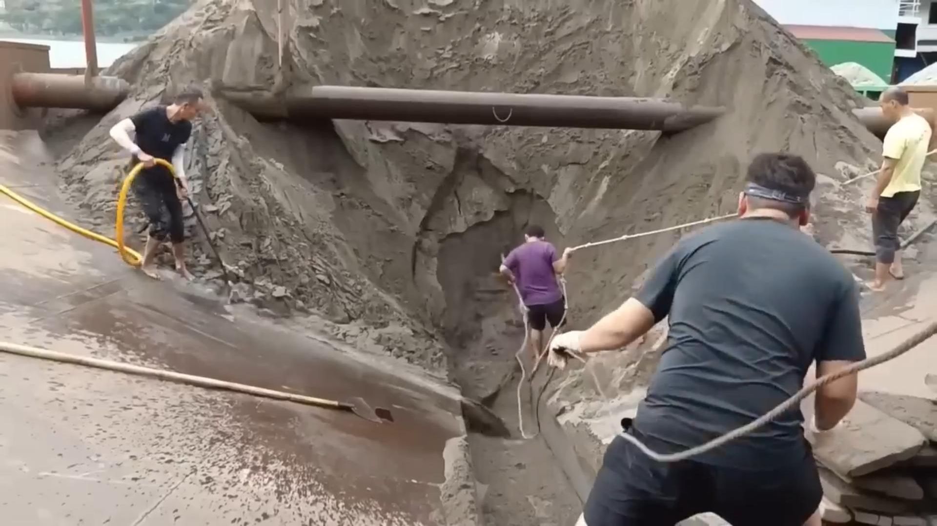 Выгрузка Баржи.