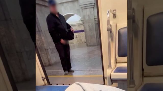 Скуф-дрочила пугает девушек в питерском метро — он прячет волыну под сумкой и онанирует