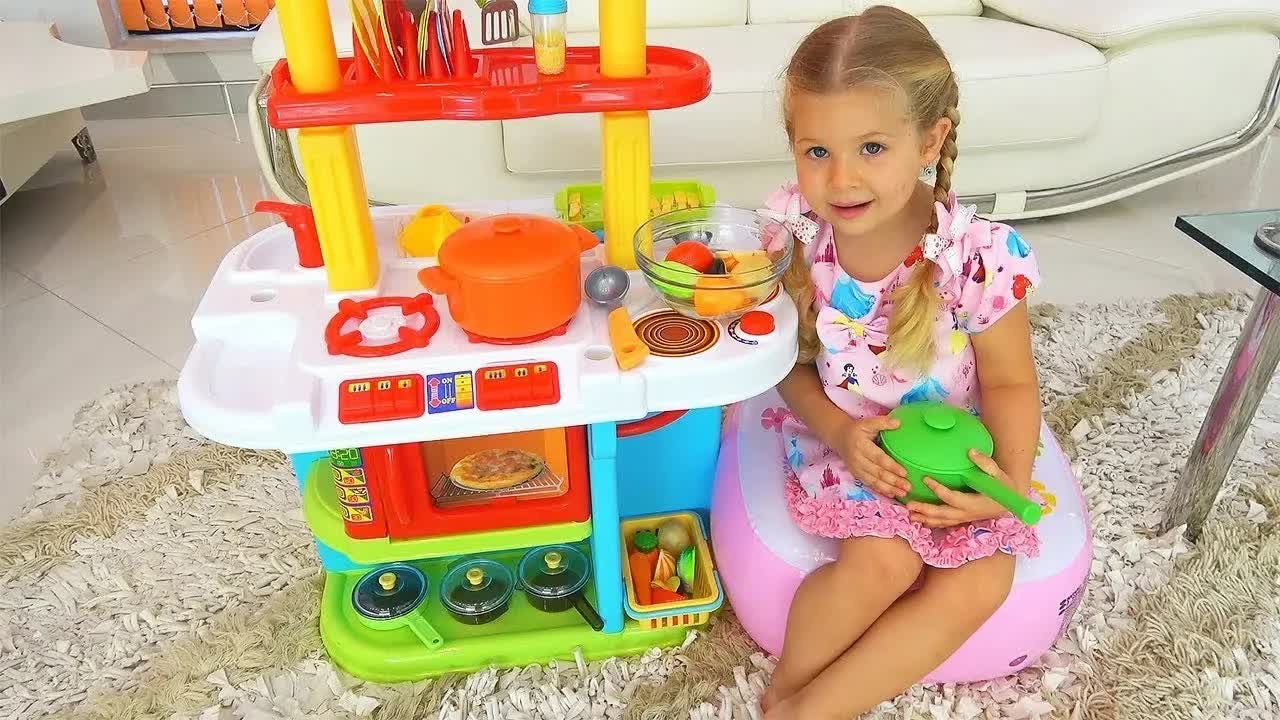 Диана готовит обед для Ромы на кухне для детей