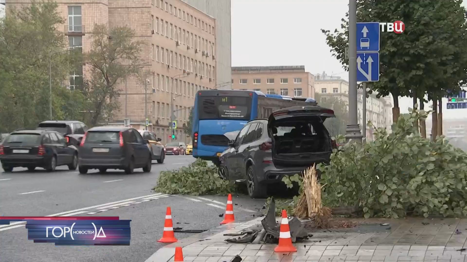 На Ленинском проспекте автомобиль вылетел с дороги и врезался в дерево