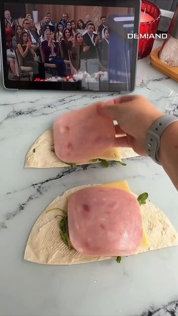 Завтрак в лепешках с ветчиной и сыром 🥪