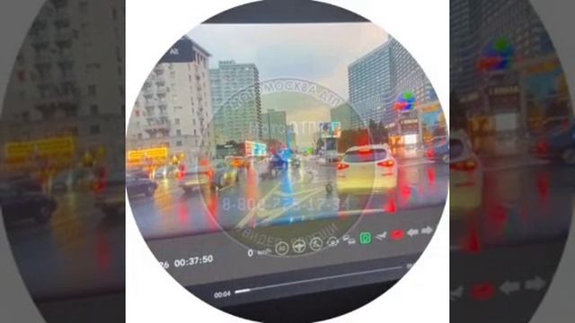 В Москве мотоциклист врезался в Aurus