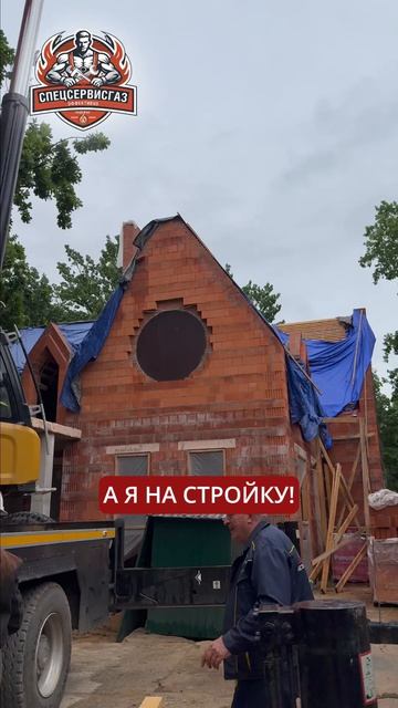 💅🦺 У нашей Юли все стабильно — каска и строительная площадка