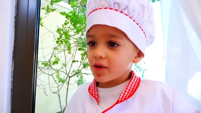 Влад и Никита играют в кулинарные игрушки