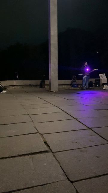 Ночь.Уличный музыкант в Великом Новгороде