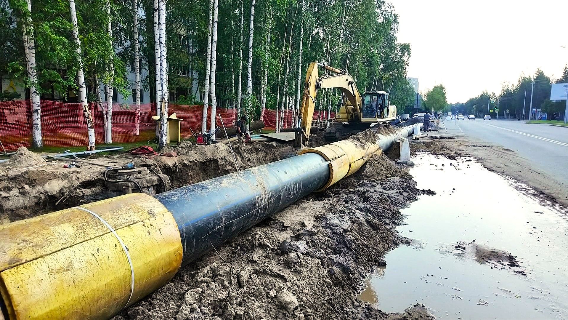 У памятника основателям Сургута обновили ливнёвки