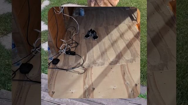 1000067923.mp4 Собака слушает о креплении листов фанеры на пол в ванной комнате в доме А-фрейм