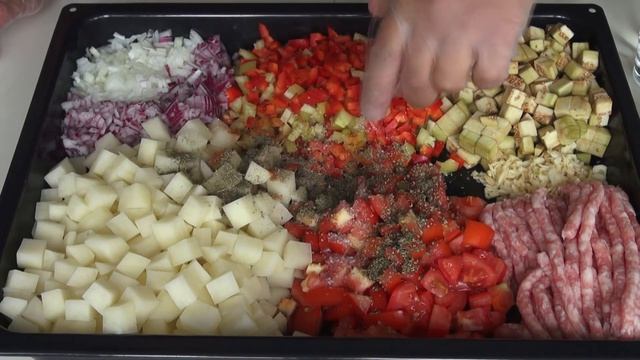 Овощная запеканка с фаршем! Нарезаем, перемешиваем и ставим в духовку!