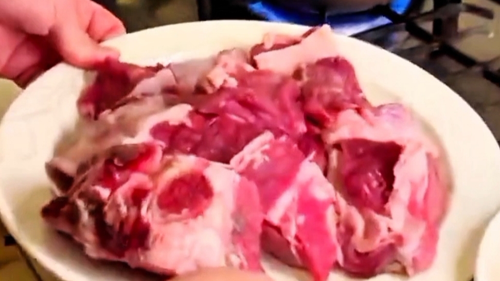 Кладем мясо