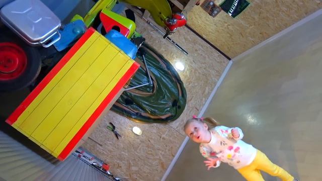 Настя играет в крытой детской площадке