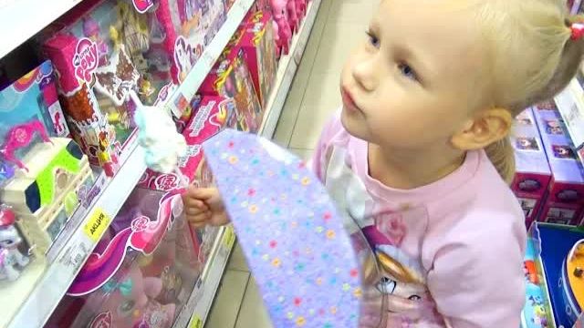 КОНКУРС для подписчиков!!!! Alice Buys Gifts For Friends In The Store