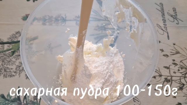 Бисквитный рулет с мягким творожным сыром и ягодами.