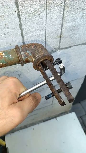 Как открутить сломанную резьбу в трубе 🛠️