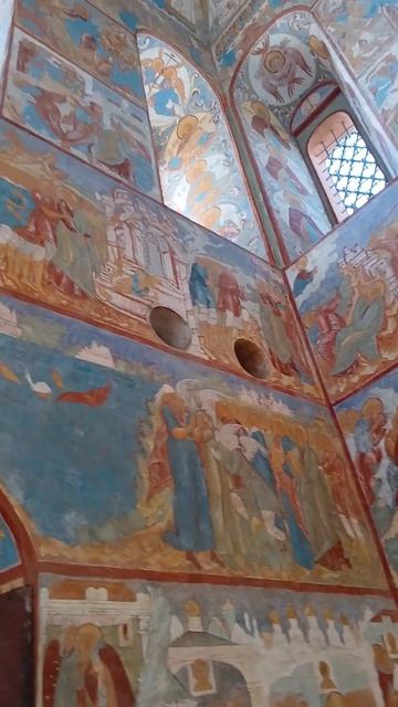 Надвратный храм ап. Иоанна  Богослова в Ростовской кремле.