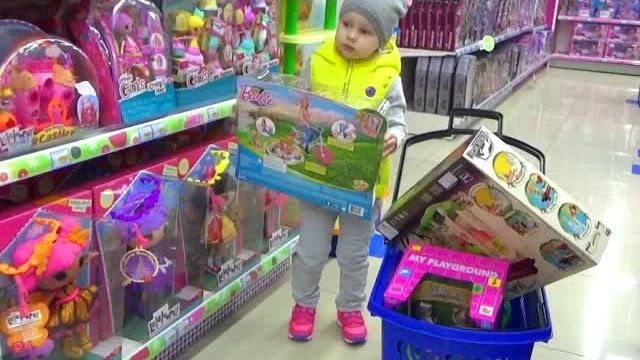 Алиса купила много игрушек Детский шоппинг Alice Bought A Lot Of Toys For Children Shoppin