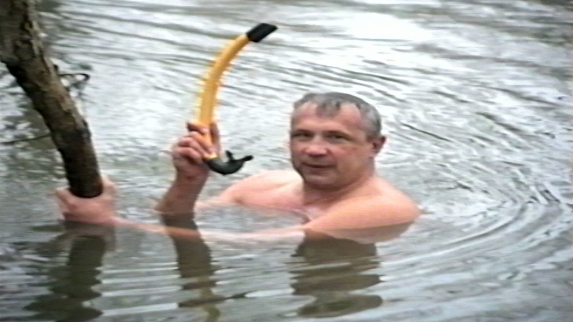 С трубкой под водой.