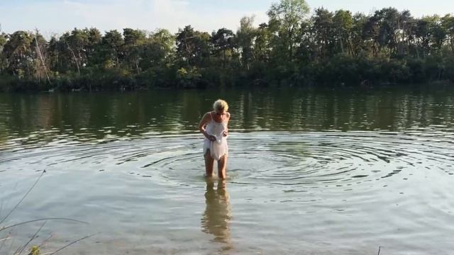 лето речка шикарная мокрая красотка в коротком платье в воде смотреть видео