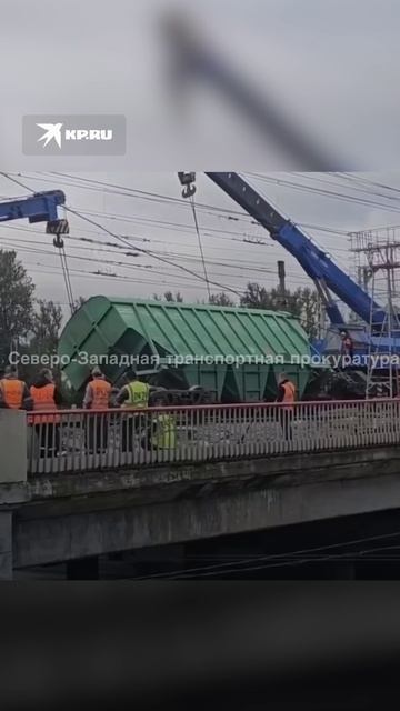 Два грузовых вагона сошли с рельсов на Волковской