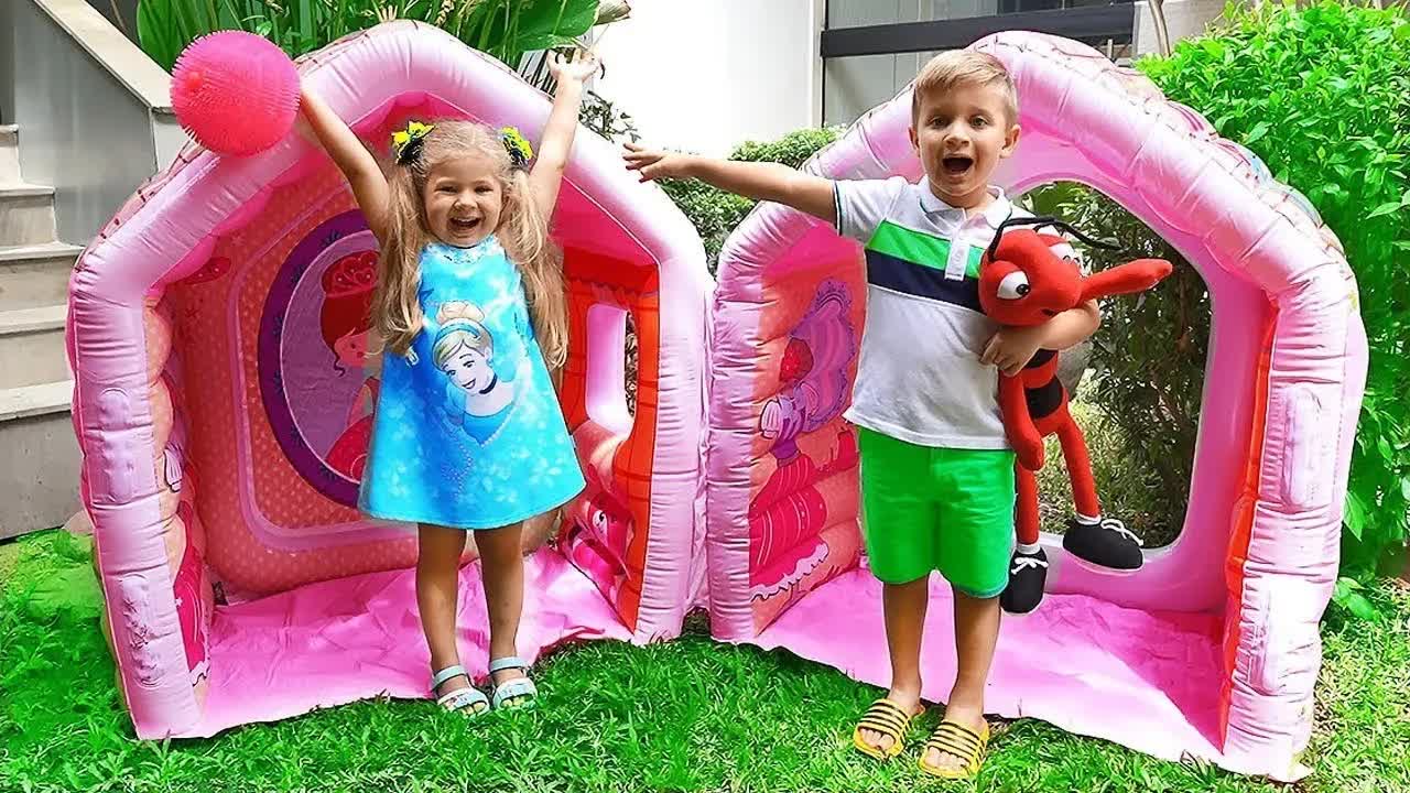 Диана и Рома не могут поделить игрушки