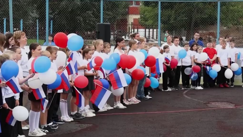 Триколор объединил взрослых и детей: как День флага отметили в Клинцах