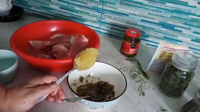 Запекаю мясо, пеку торт.