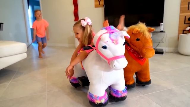 Диана и Рома на русском - истории про игрушки Лошадки!