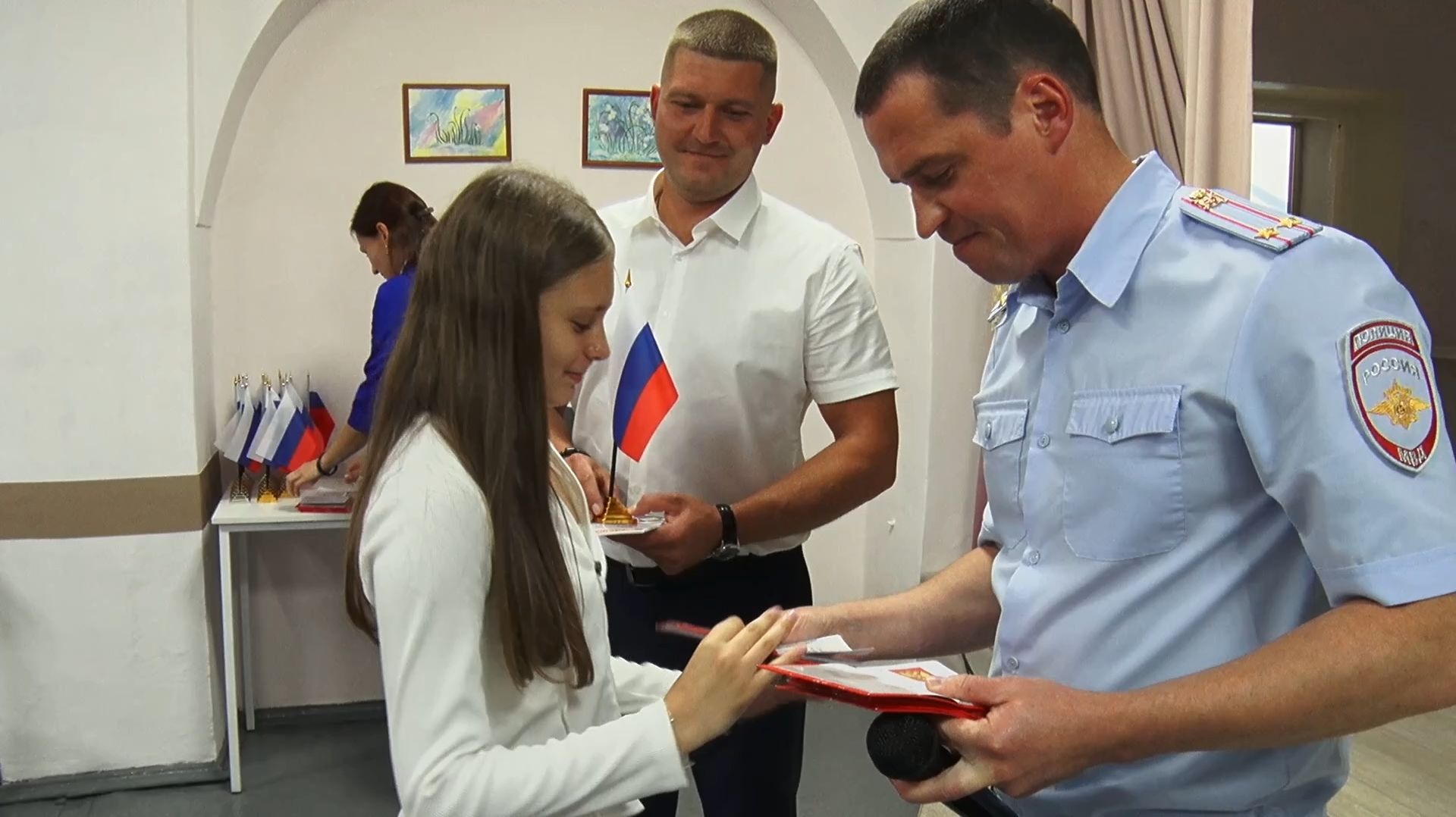 К Дню флага в России 14-летние златоустовцы получили свои первые паспорта