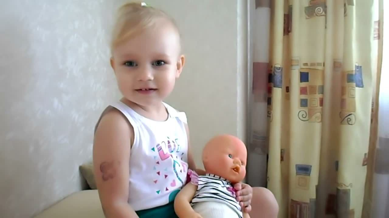 Алиса ждёт папу из командировки играет с говорящим хомяком !
