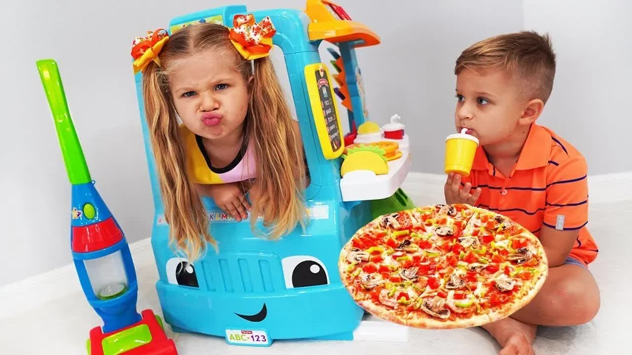 Диана играет с игрушечным грузовиком с едой